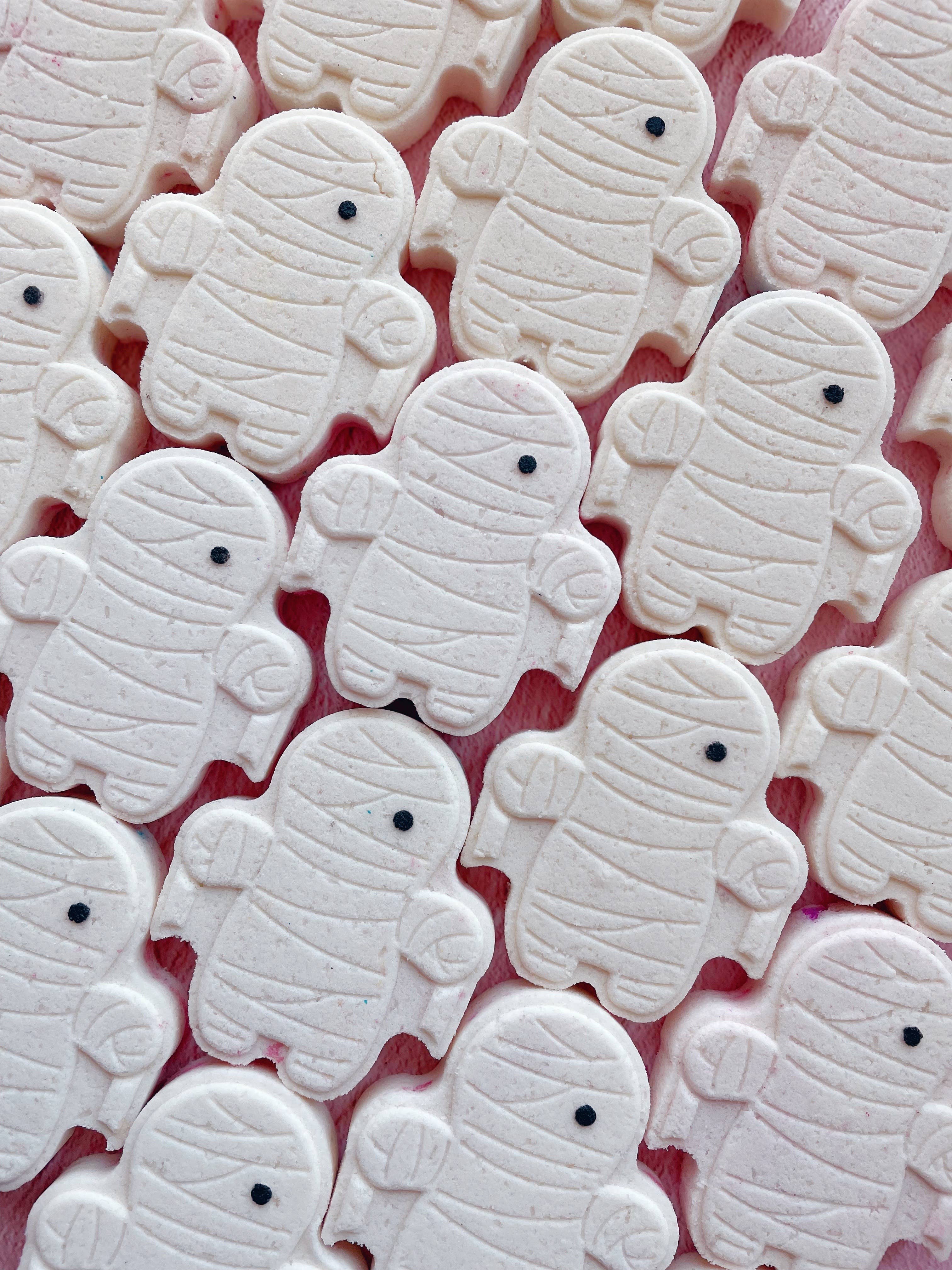 Mummy bath bomb - with toy inside!