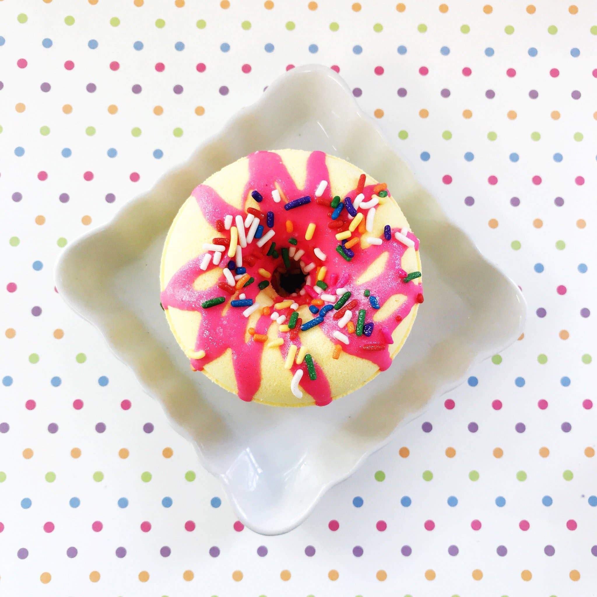 Whipped Up Wonderful - Donuts de baño de pastel de cumpleaños