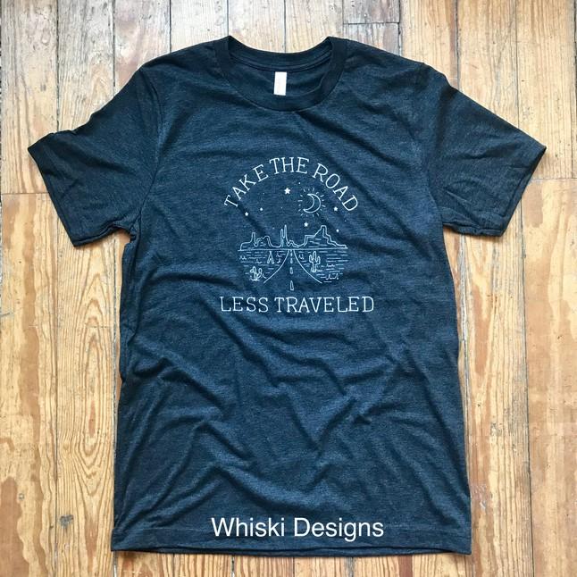 Camiseta con diseño de Whiski Take The Road Less Traveled